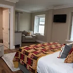 아파트 Donegal House