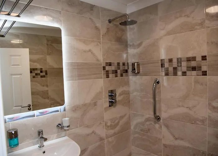 Апартаменты Donegal House *