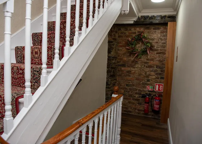 Апартаменты Donegal House *